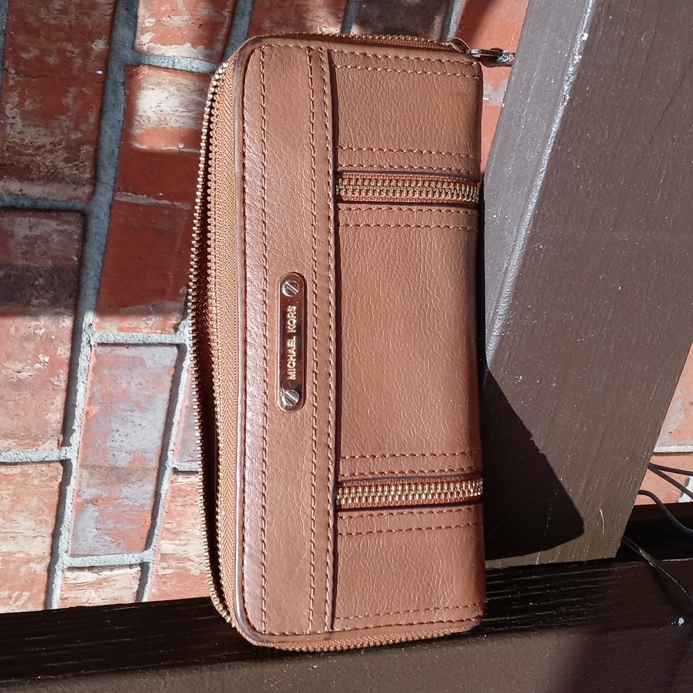 MICHAEL KORS LEATHER ZIP WALLETT